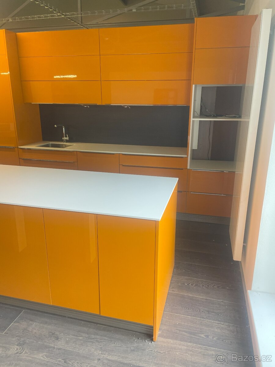 Kuchyňská linka -vysoký lesk - 2