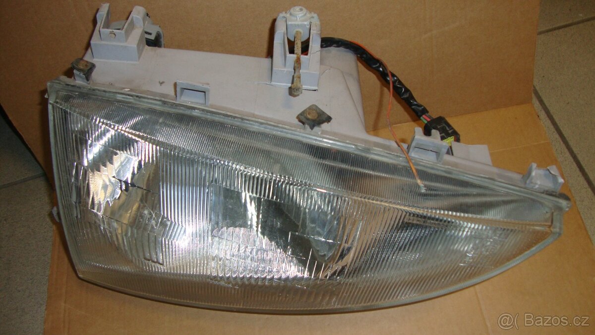 AVIA D60-D120 Přední světlomet - 2