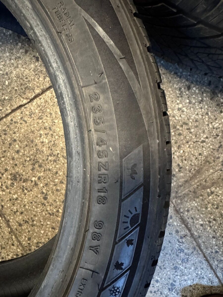 Celoroční pneu 235/45R18 - 2