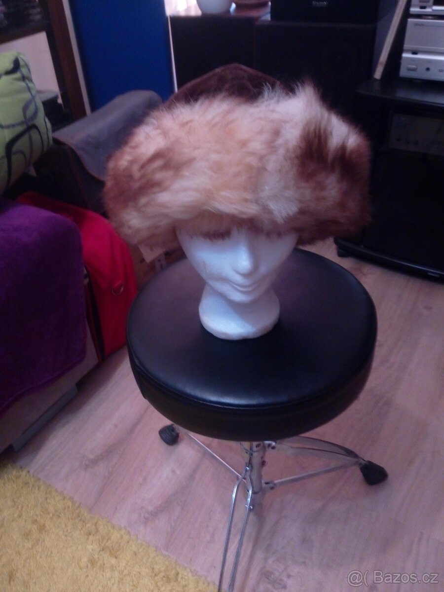 Prodám kožešinové čepice a límce. Dám slevu na 400 Kč. - 2