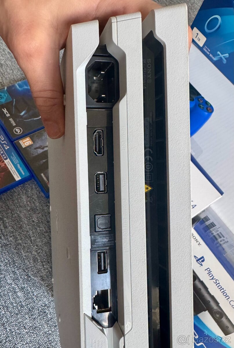 PS4 Pro 1TB Glacier White + originální krabice - 2