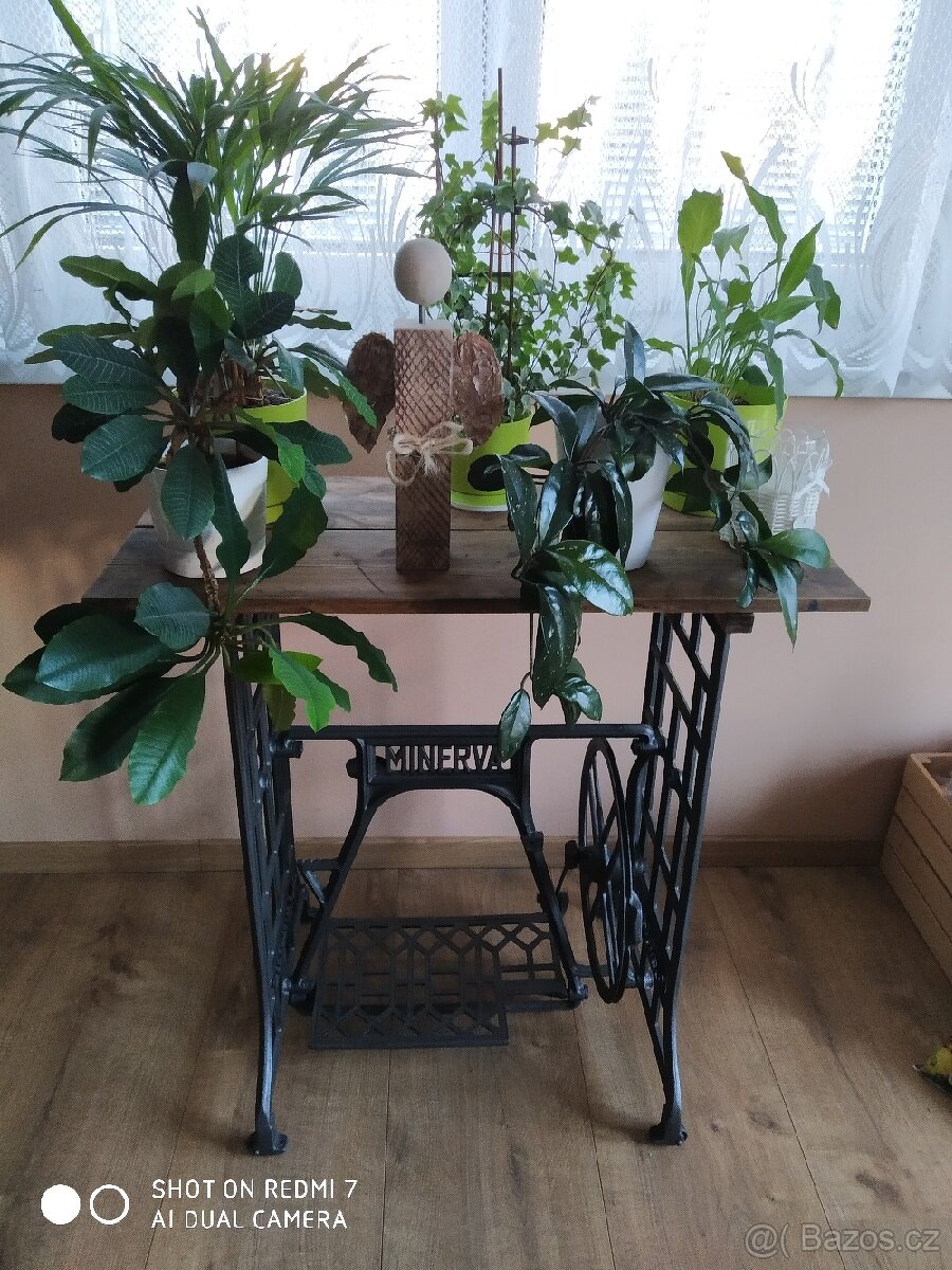 Litinový stolek s deskou z masivu s patinou. - 2