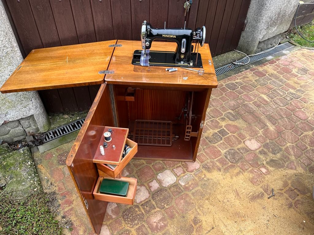 Prodám funkční zachovaly šicí stroj Minerva - 2