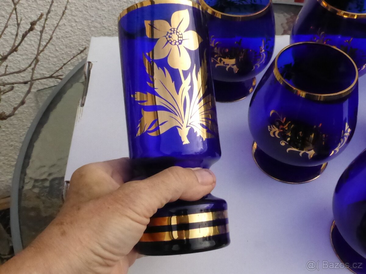 Zlacené modré sklo - číše a váza - sedm kusů - 2