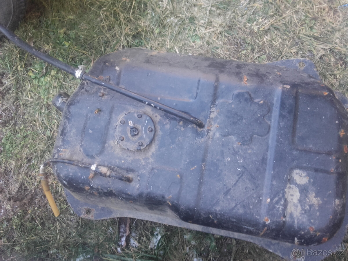 Prodám nádrže a příslušesntví nádrže na Suzuki samurai - 2