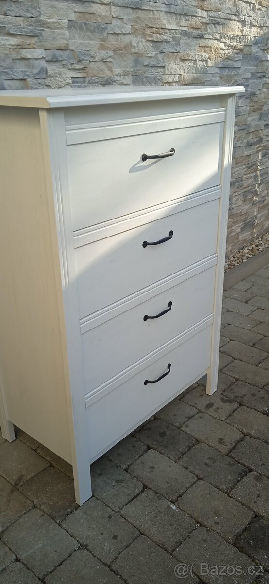 Bílá komoda se zásuvkami - 2
