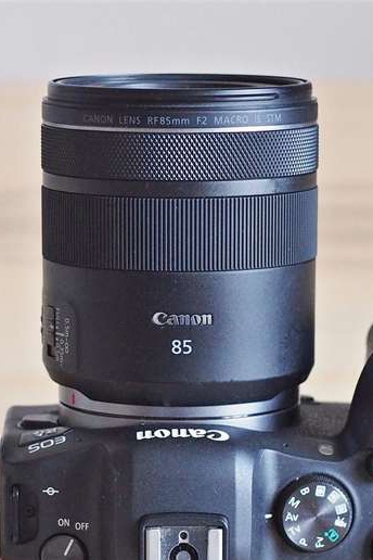Canon RF 85mm f/2 Macro IS STM (v záruce) - 2