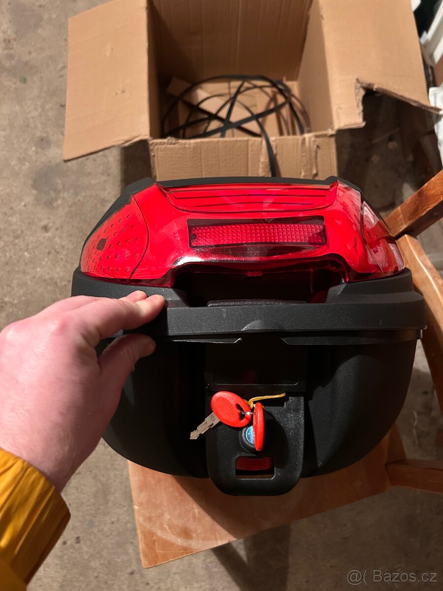 Kufr 38l. Prodám - 2