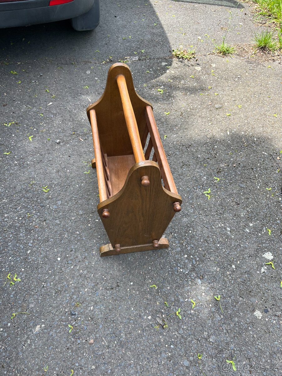 STOJÁNEK NA NOVINY - DŘEVĚNÝ - 2