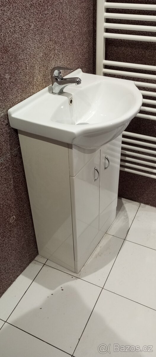 Skříňka s umyvadlem - 2
