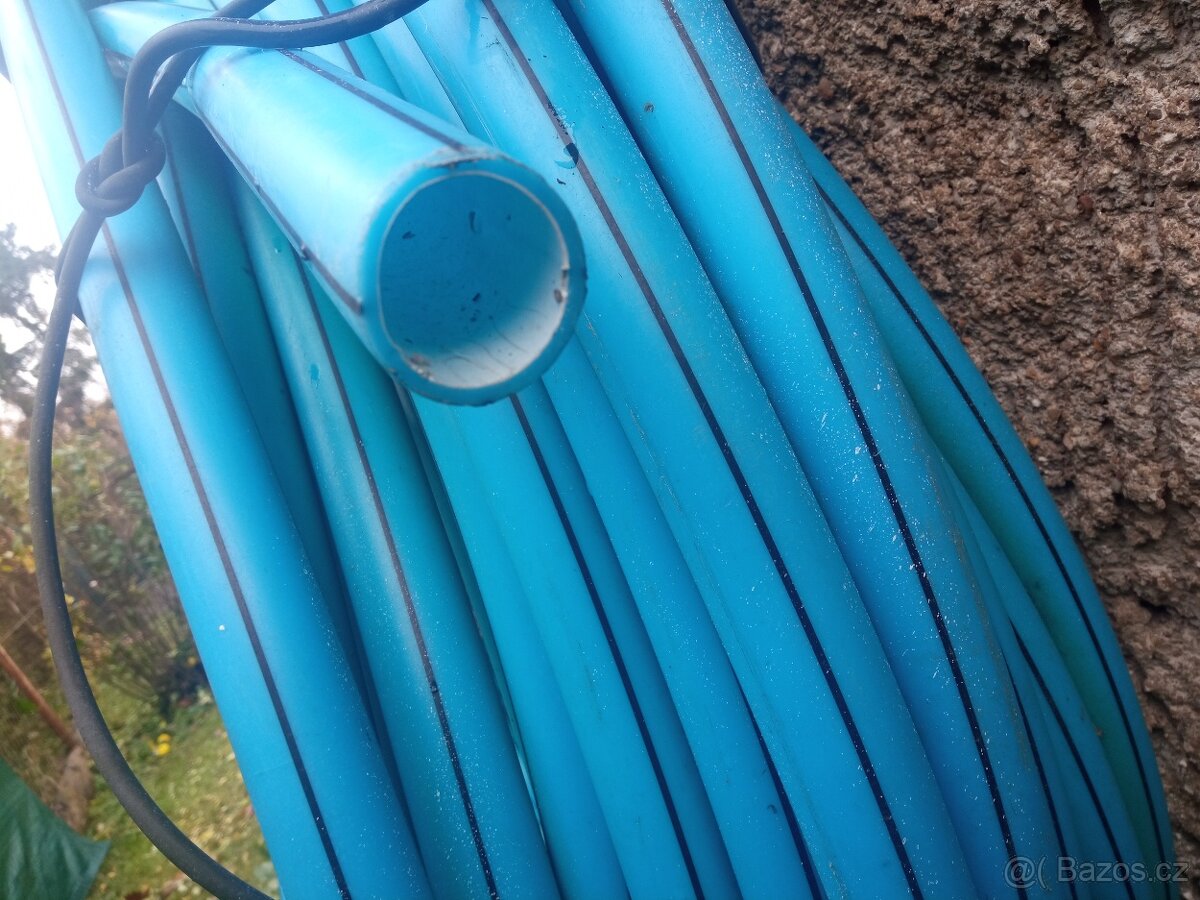 Plastová trubka cca 40m - 2