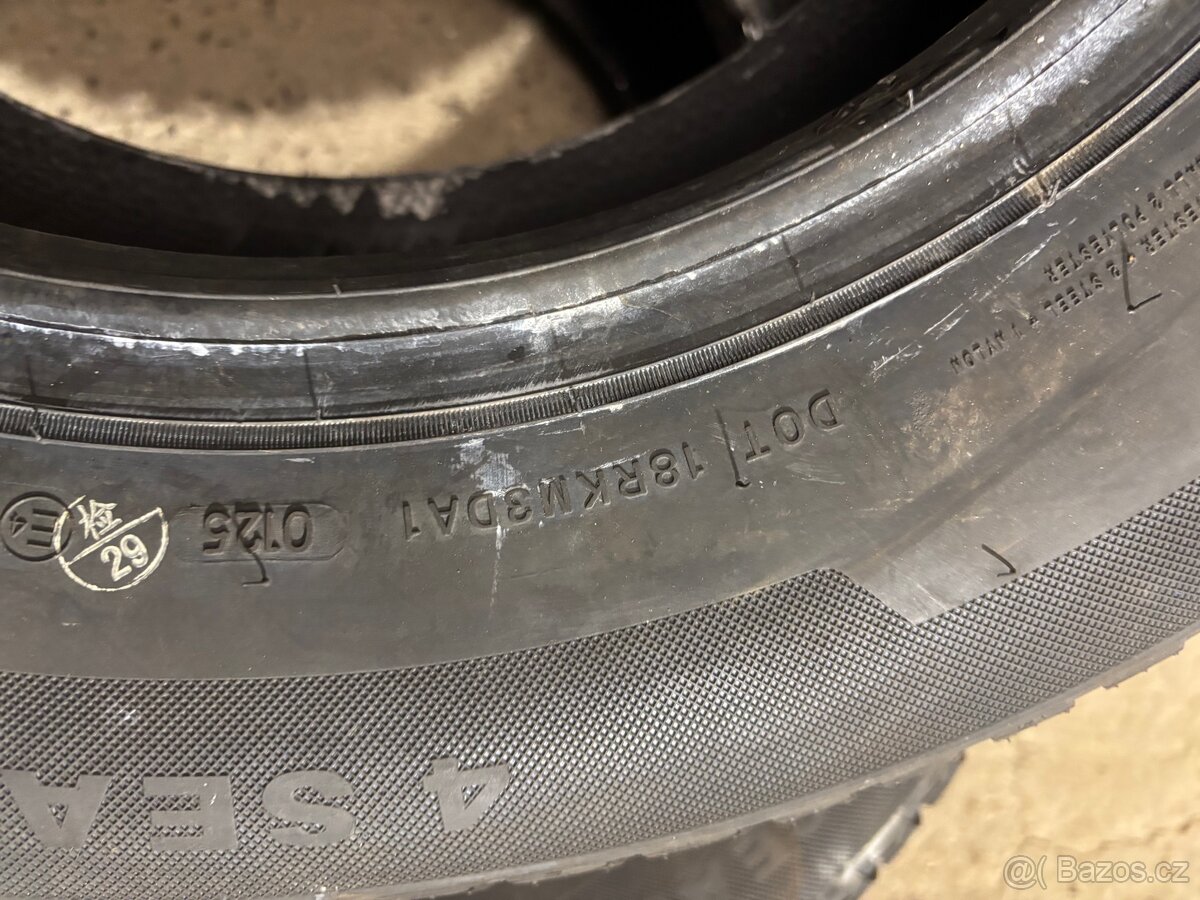 Prodám dvě zimní pneu 215/70/R16 - 2