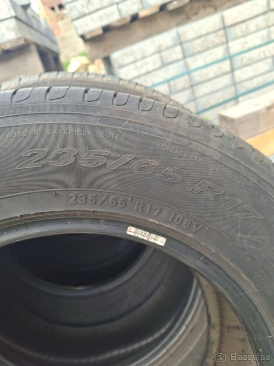 Pneu 235/65 R17 - 2