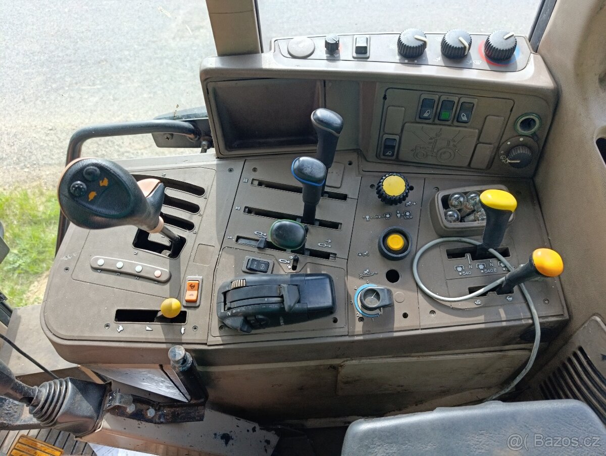 John Deere 6330. - 2
