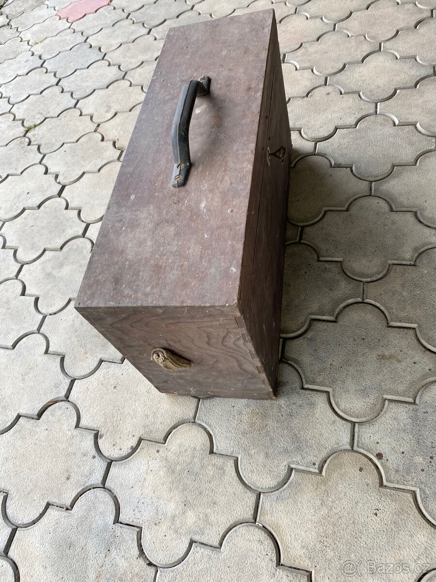 Stará dřevěná truhla - 2