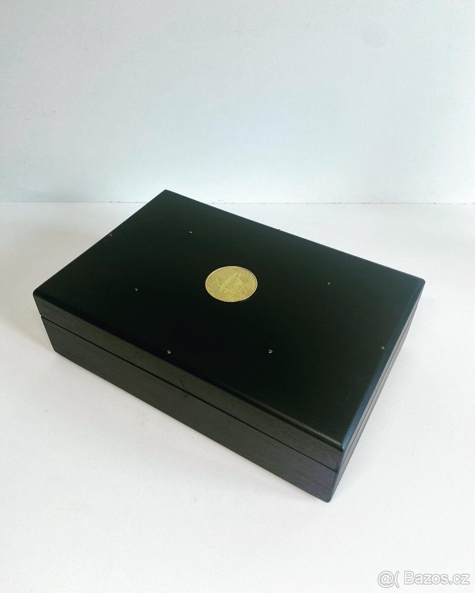 Černý humidor se zlatým zdobením - 2