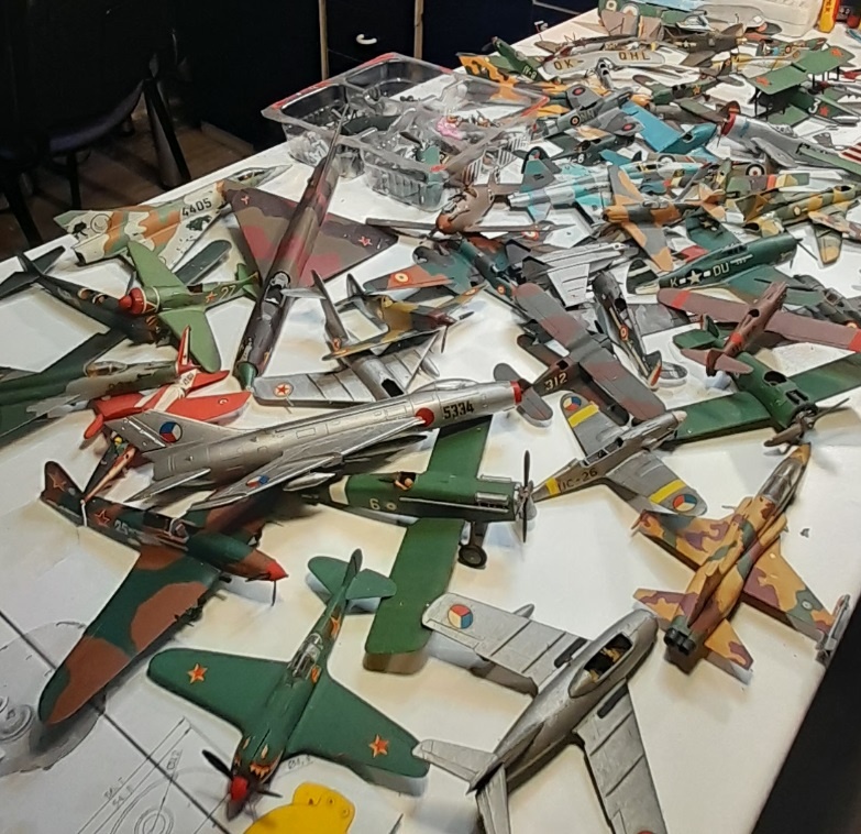 Plastové modely letadel /poškozené na ND/ - 2