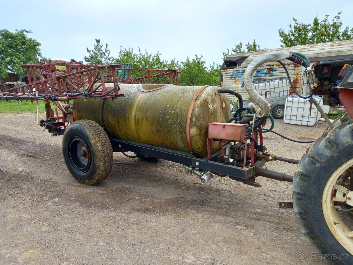 postřikovač 18 m nádrž 2000L - 2