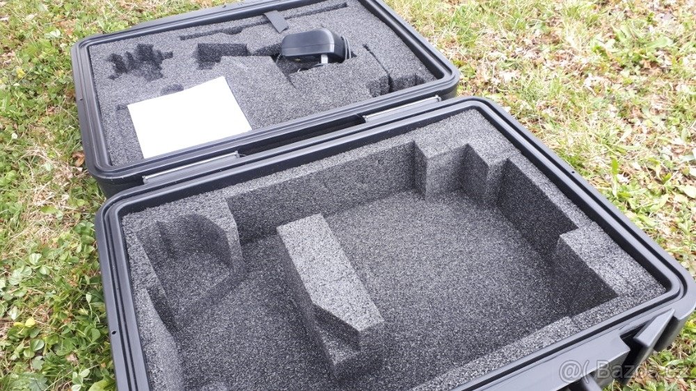 Černý pevný kufr - 2