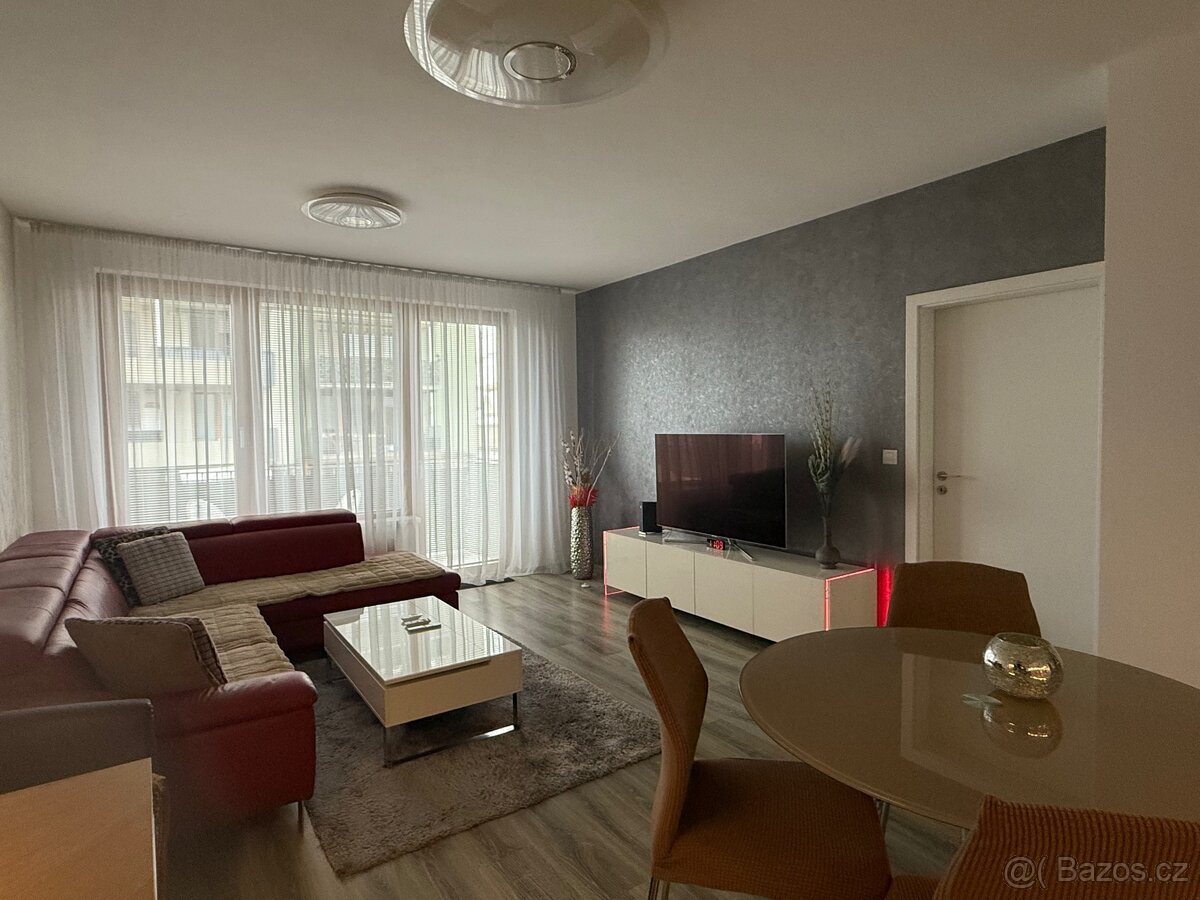 Prodej bytu 2+kk 59 m² s balkonem, garáží a sklepem - 2