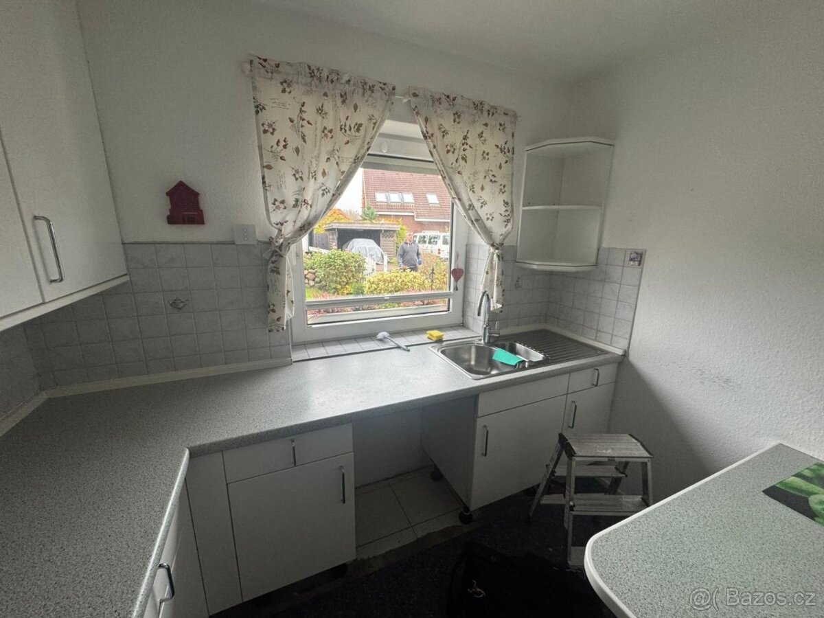 Světlá kuchyně se spotřebiči BIANCA - 2