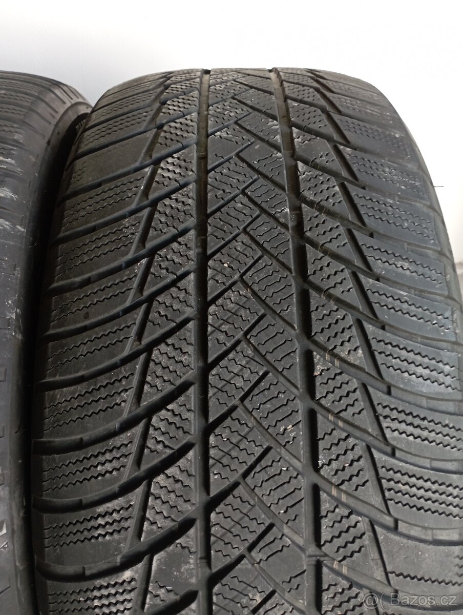 285/45 R21 113 V Bridgestone runflat zimní - 2