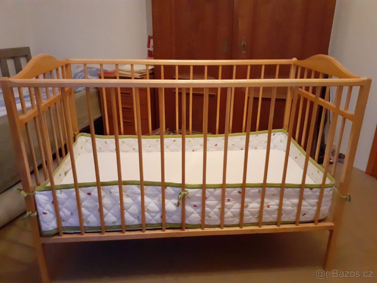 Dřevěná dětská postýlka + matrace - 2