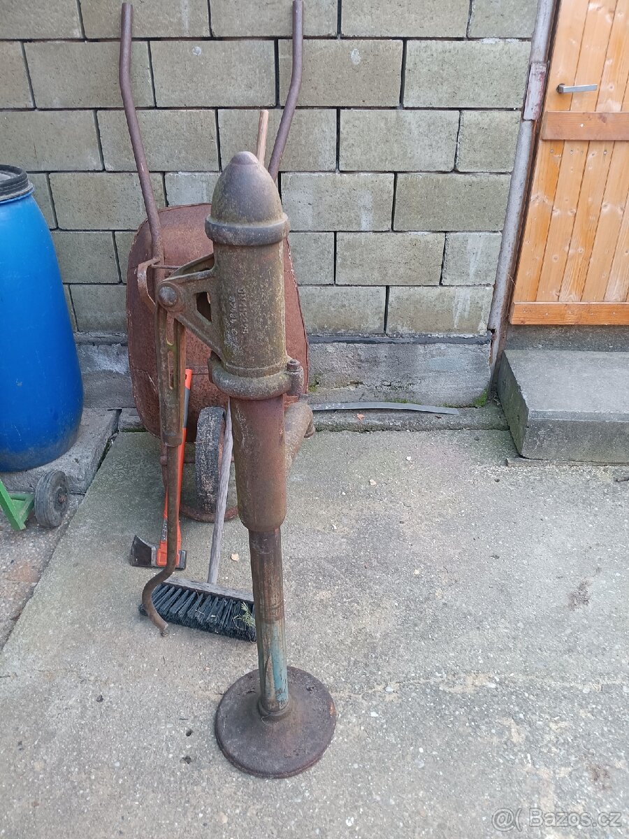 Litinová ruční pumpa - 2