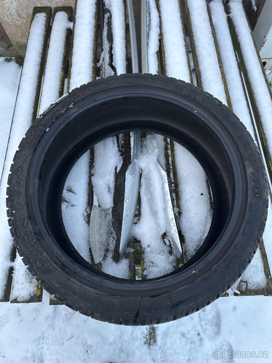 Zimní Dunlop 234/40 r19 - 2