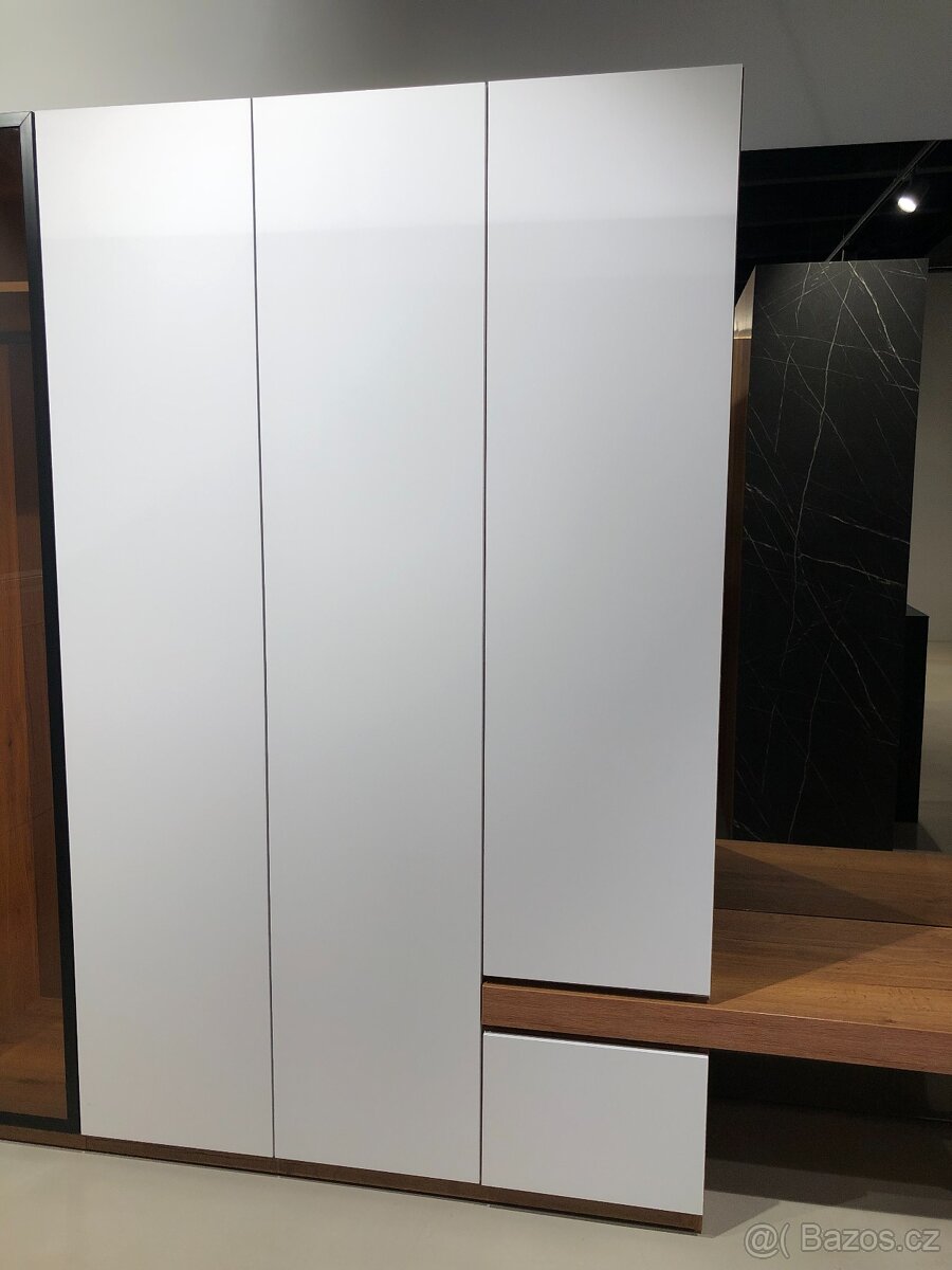 LUXUSNÍ ŠATNÍ STĚNA - 2