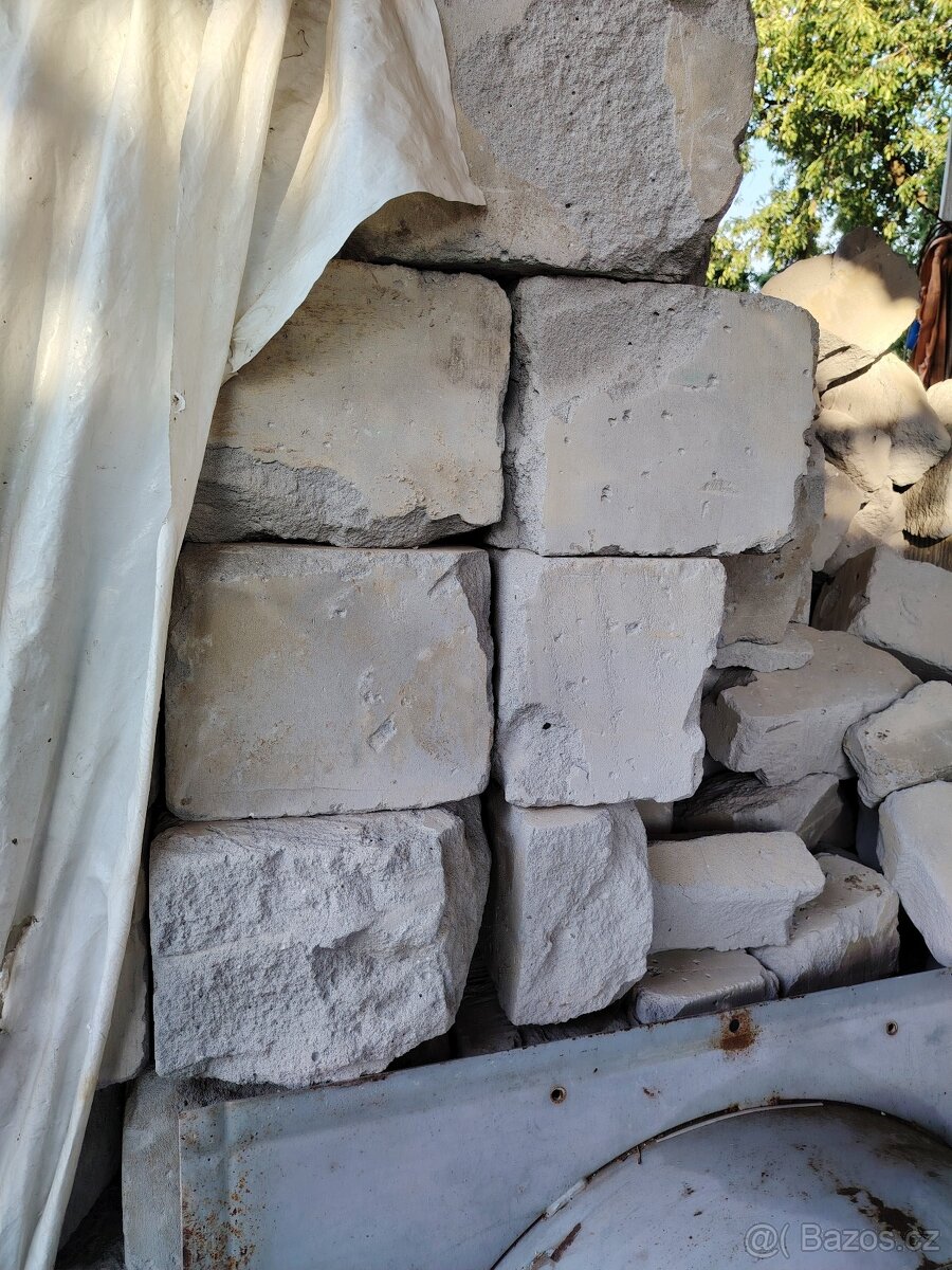 Tvárnice z demolice - 2