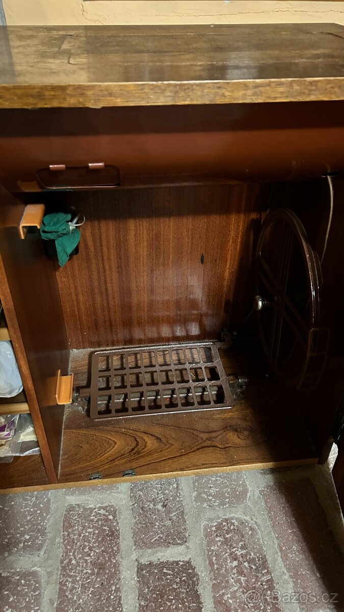 Skříňkový šicí stroj - 2