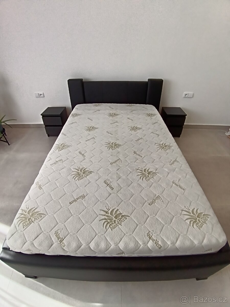 Postel s matrací a nočními stolky - 2