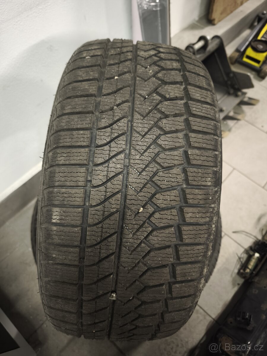 Pneu 245/45R19 - 2