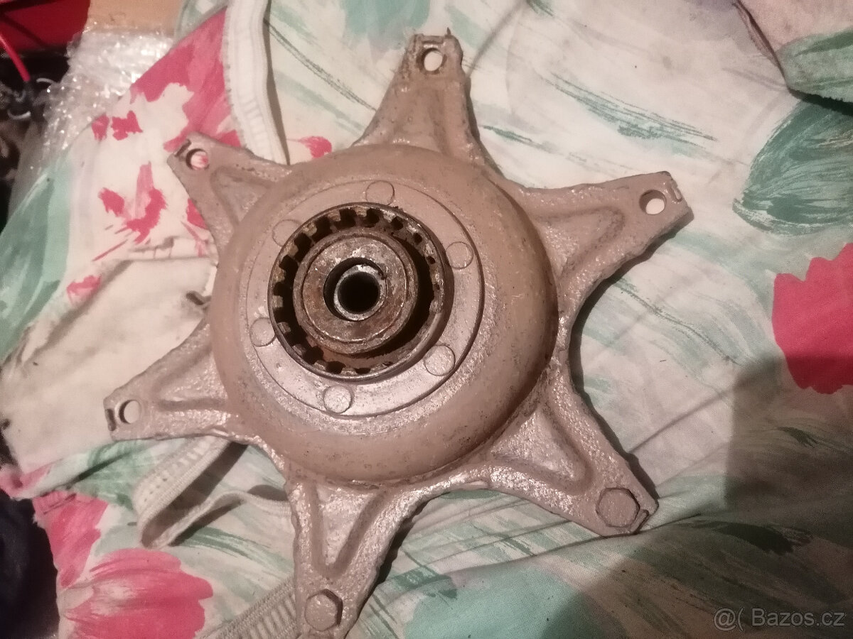 Prodám středy zadního kola na skútr ČZ 175/ 502- PRASE - 2