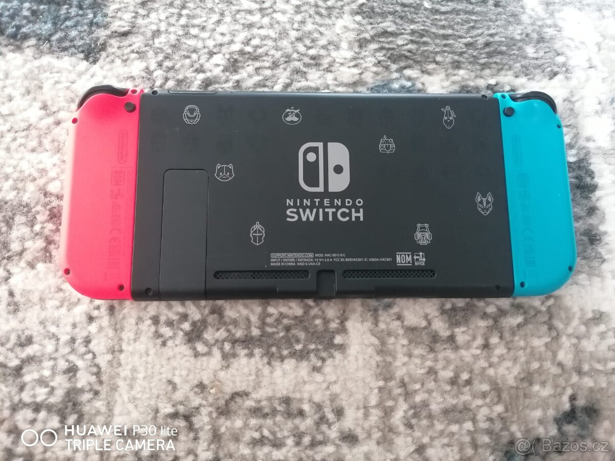 Nintendo Switch 32GB s ovládači - 2