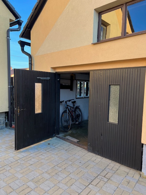 Garážová vrata a interierové dveře. - 2