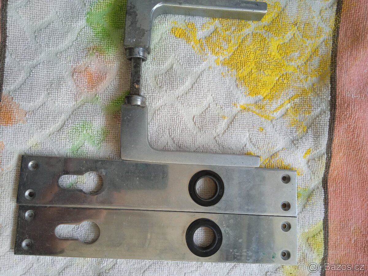 Hliníkové kování na dveře. - 2