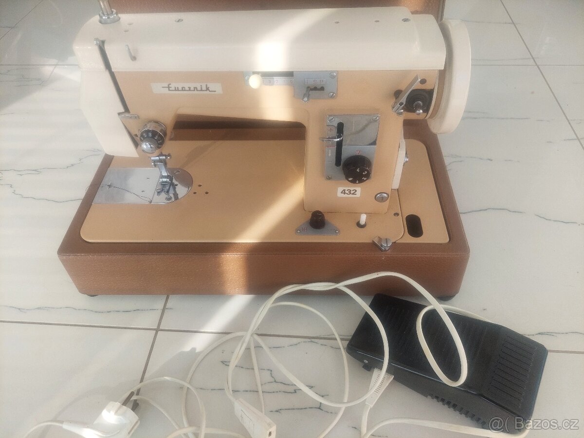 Kufříkový šicí stroj - 2
