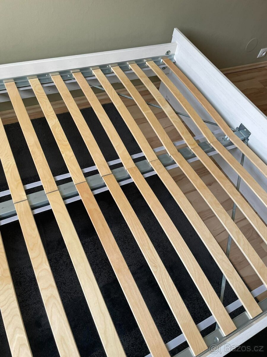 Bílá dřevěná postel - 2
