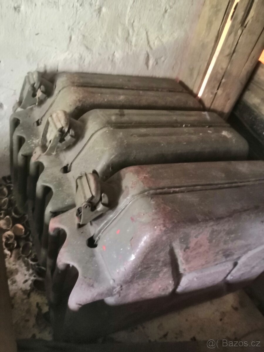 Prodám plechový kanystr 20l - 2