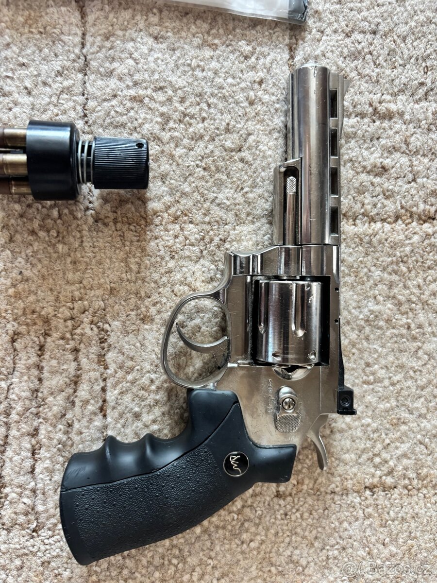 airsoft CO2 revolver - 2