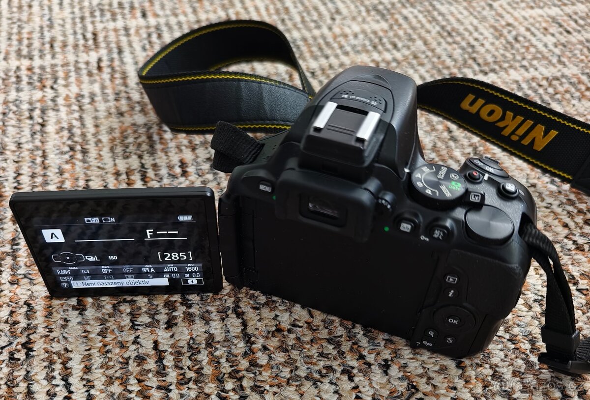 Nikon D5600 + příslušenství - 2