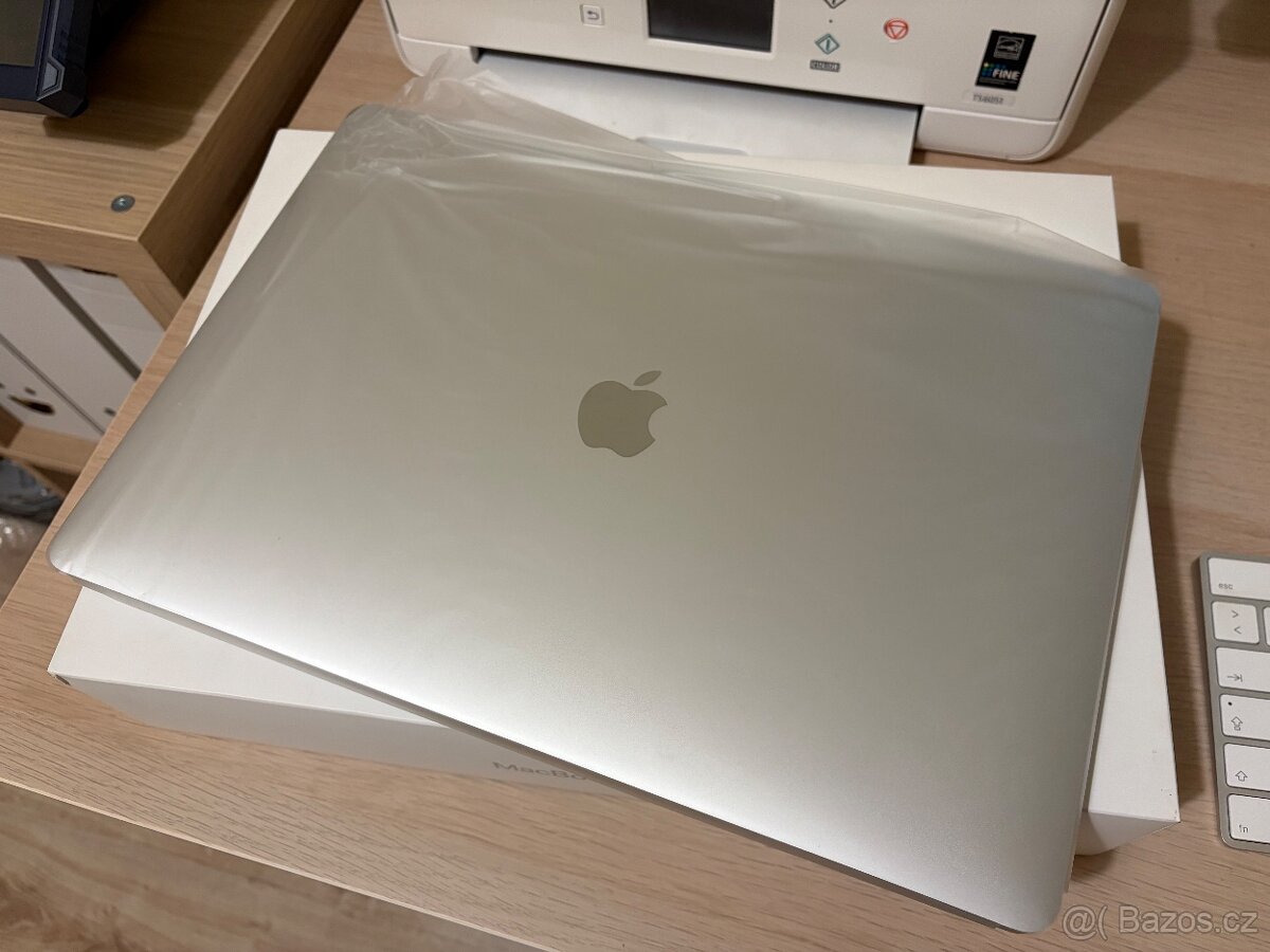 MacBook Pro 15“ 2017 2.8Ghz i7 Silver, Krásný stav - 2
