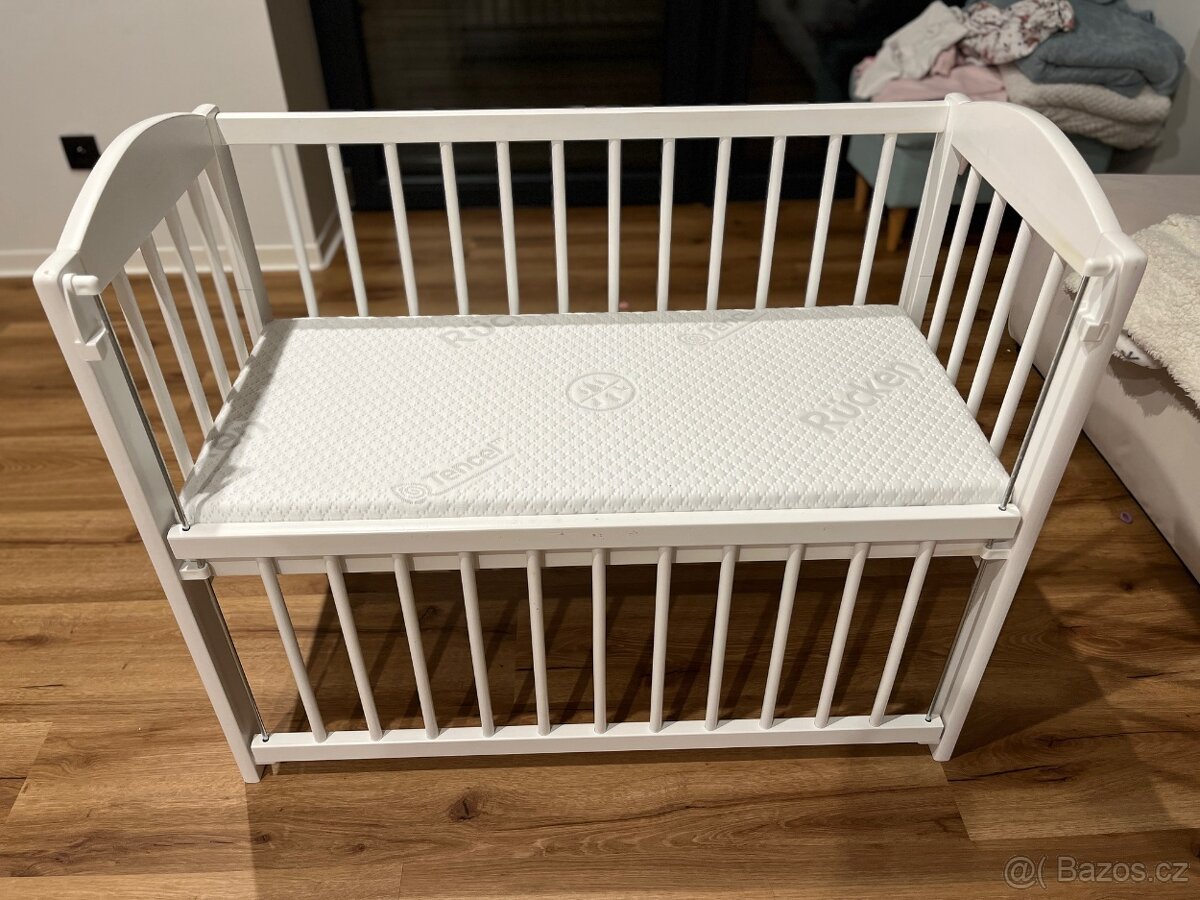 Dřevěná dětská postýlka s kolečky a matrací - 2