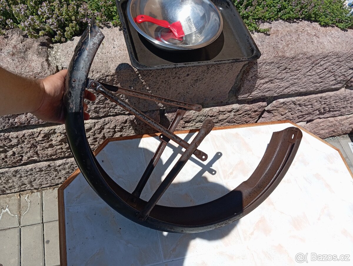 Prodám nádherný zadní blatník na čz 125 T, B, - 2