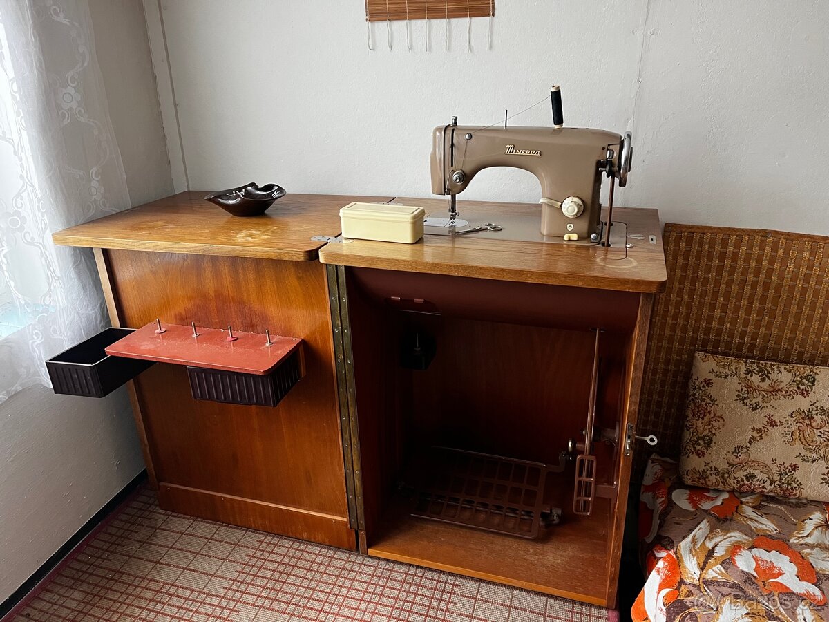 Šicí stroj Minerva ve stolku – plně kompletní, retro - 2