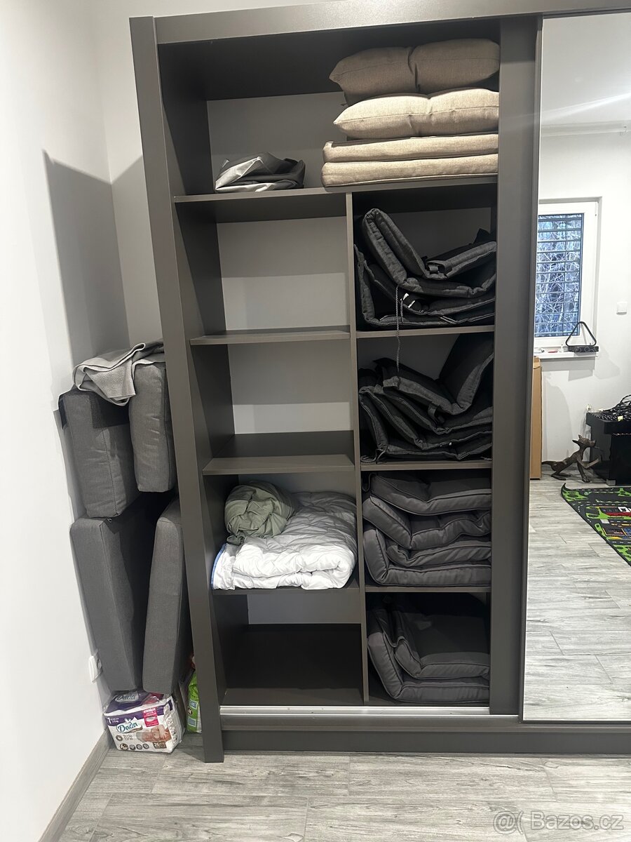 Šatní skříň šedá se zrcadlem - 2