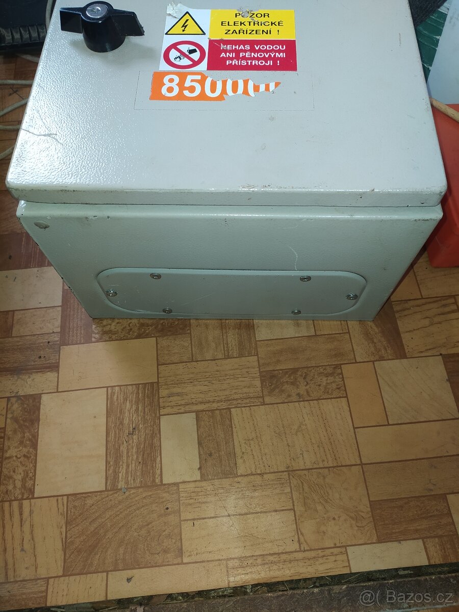 Kovový elektro rozvaděč s ovládačkou - 2