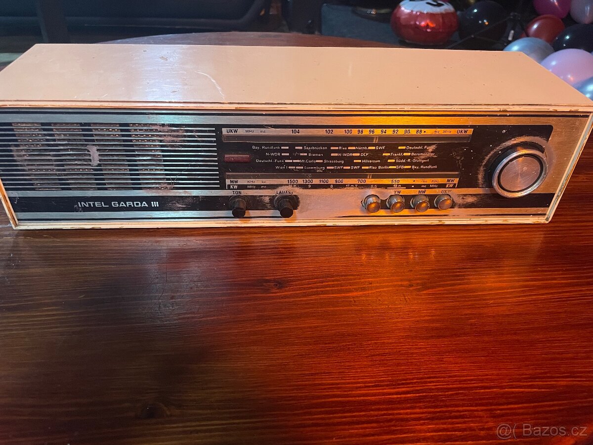 Retro rádio Intel Garda III - 2